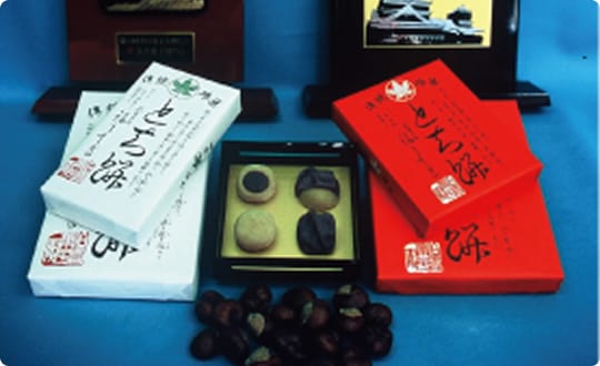 「お菓子の壽城」名物の赤とち餅・白とち餅